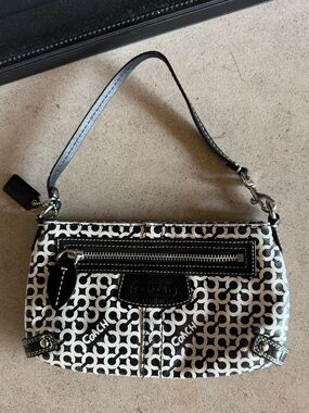 Coach Penelope Signature Op Art Clutch Wristlet Black White Purse Wallet